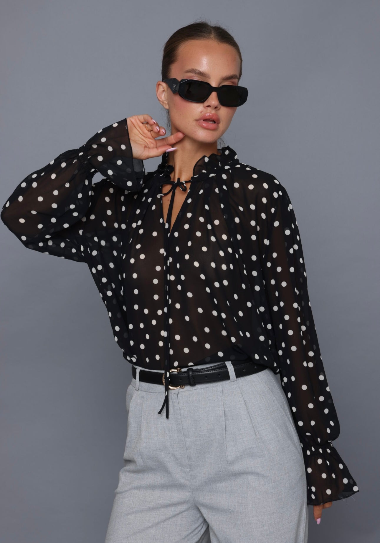 חולצת נקודות שקפקפה עם קשירה