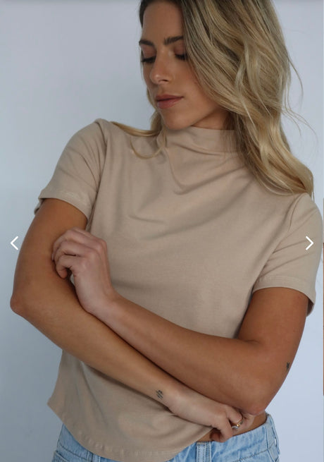 חולצת חצי גולף שרוול קצר