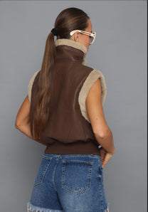 וסט דמוי עור בשילוב פרווה