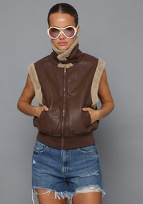 וסט דמוי עור בשילוב פרווה