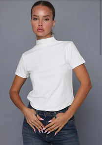 חולצת חצי גולף שרוול קצר