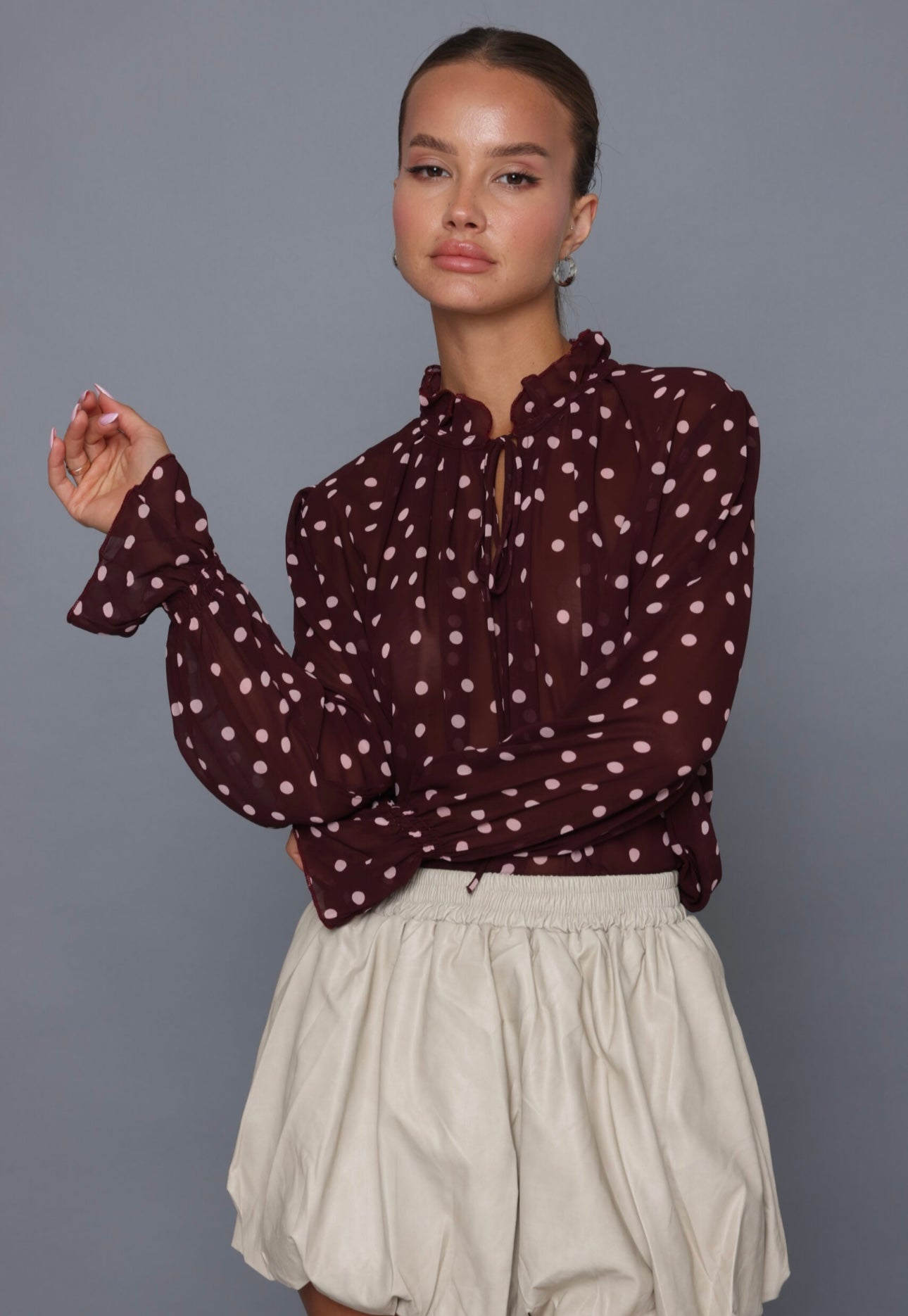 חולצת נקודות שקפקפה עם קשירה