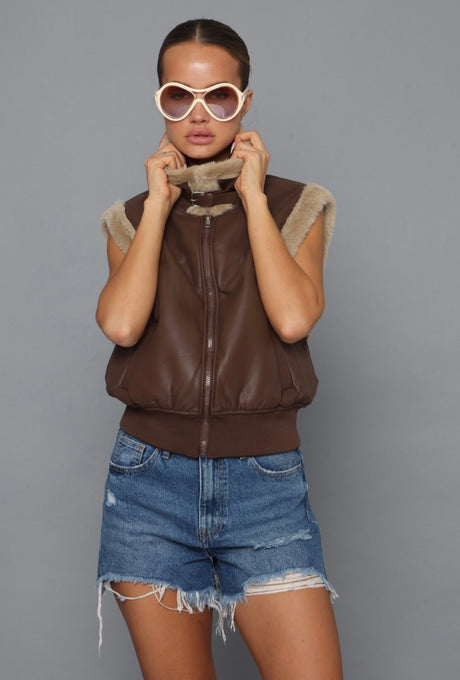 וסט דמוי עור בשילוב פרווה