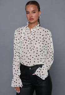 חולצת נקודות שקפקפה עם קשירה