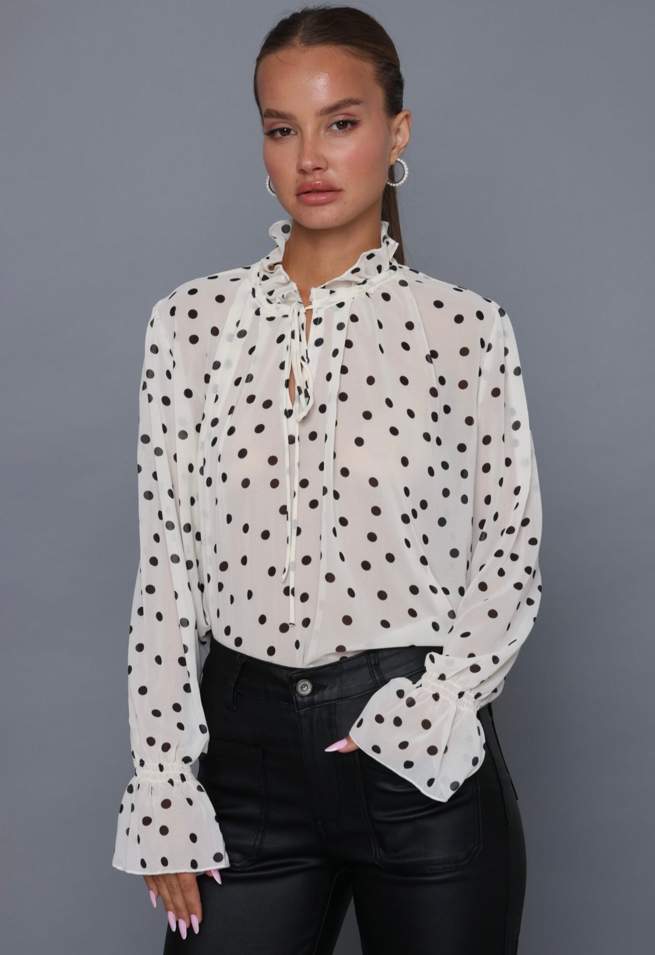חולצת נקודות שקפקפה עם קשירה