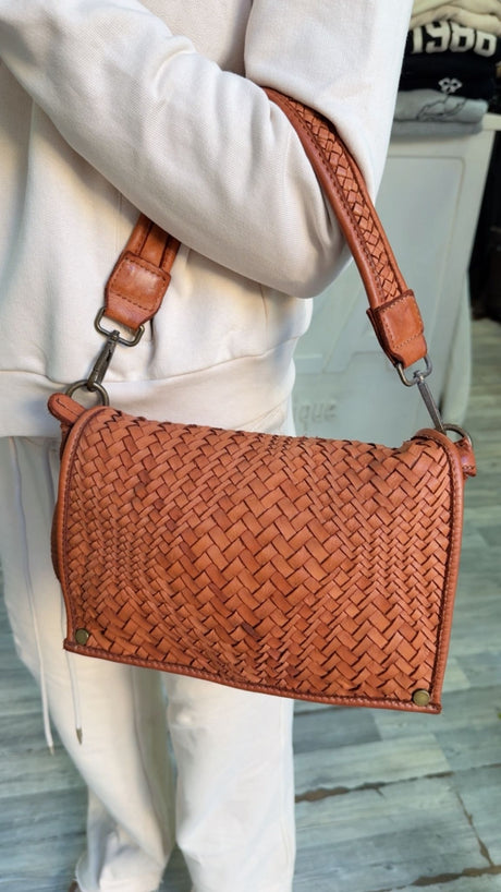 תיק עור קלוע